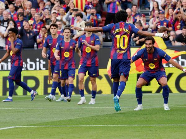 Jugadores del Barcelona celebrando uno de sus goles ante el Espanyol.