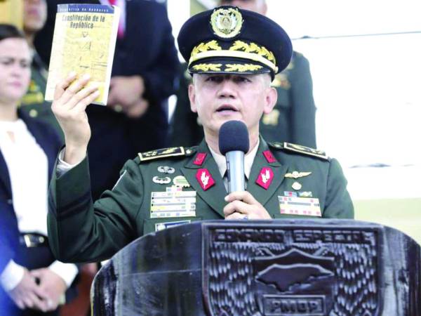 El general Roosevelt Hernández, jefe de las Fuerzas Armadas.