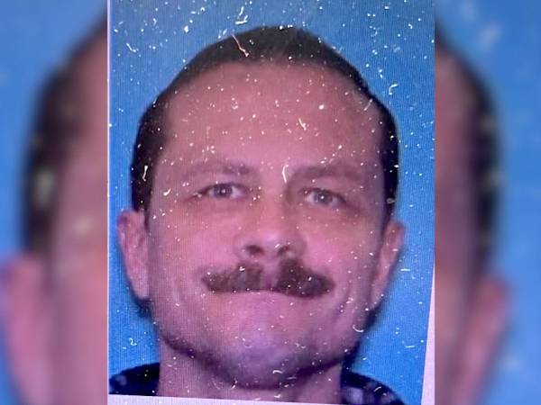 Fotografía divulgada por el Centro de aplicación de la ley del condado de Anaconda-Deer Lodge donde aparece Michael Paul Brown, el pistolero que provocó un tiroteo este viernes, en un negocio ubicado en Anaconda, Montana (Estados Unidos).