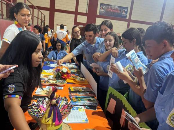 Estudiantes recorren la UPNFM durante la Feria Pedagógica.