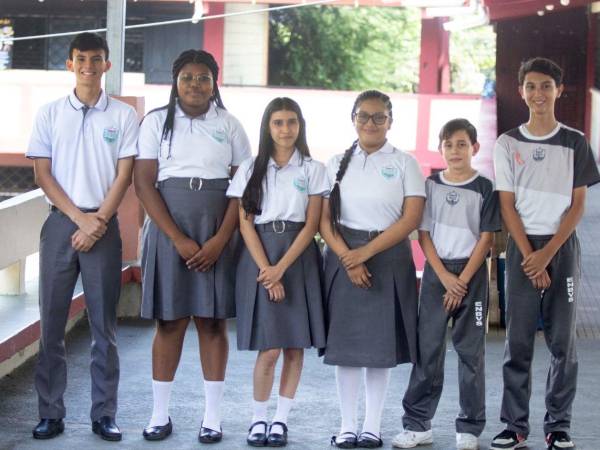 Seis jóvenes en edades entre 14 y 17 años son los que líderan la excelencia académica de la Escuela Normal Bilingüe del Valle de Sula María Teresa de María y Campos con índice entre 92% al 100%.
