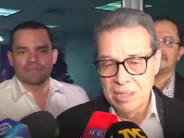 Representantes del Partido Liberal y Nacional tras salida de reunión este lunes en el Cohep.