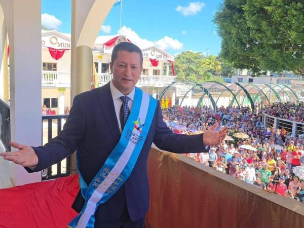 Ronmel Rivera durante el acto de toma de posesión en San Luis Santa Bárbara.