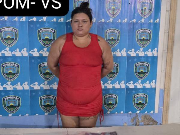 Momentos de la detención en flagrancia de Bessy Elizabeth Portales López luego de ser sorprendida en posesión de varios envoltorios con supuesta droga.