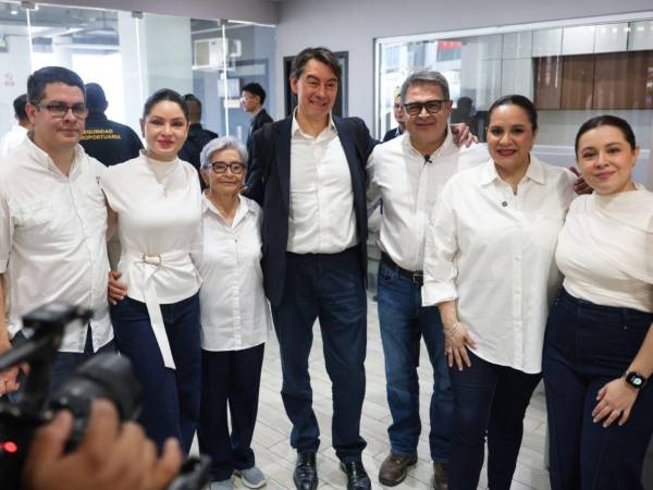 Abogado Renato Stabile con el expresidente Juan Orlando Hernández y su familia tras regresar a Honduras.