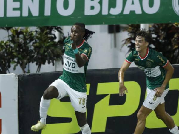 Rubilio Castillo celebrando su gol marcado en el clásico Marathón vs Olimpia.