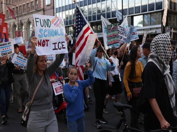 Fotografía del 9 de septiembre de 2025 que muestra a personas que participan en una protesta contra ICE en Chicago (EE.UU.). EFE