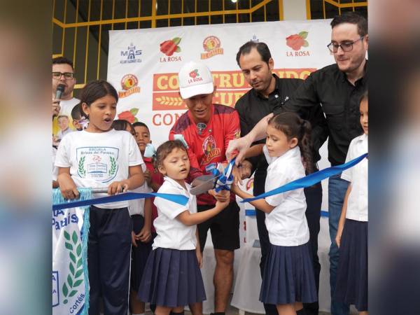 Representantes de Molino Harinero Sula y Shin Fujiyama durante los actos de inaguración en la Escuela Brisas del Paraíso, lo que marca el inicio de una nueva etapa para la comunidad.