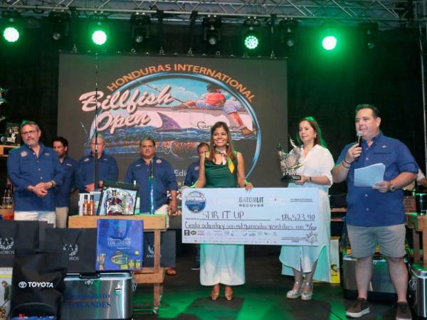 Banco LAFISE entregó $7,000 a la embarcación Stir It Up por lograr la tercera posición en la categoría Billfish.