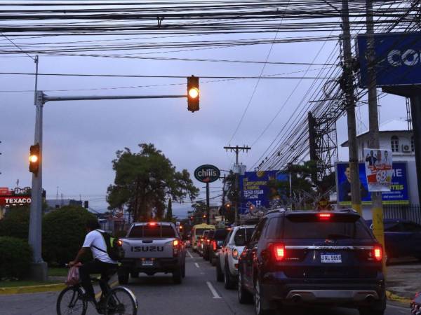 La instalación de semáforos en puntos estratégicos de San Pedro Sula busca mejorar la regulación del tráfico y reducir los riesgos asociados a la movilidad desordenada.