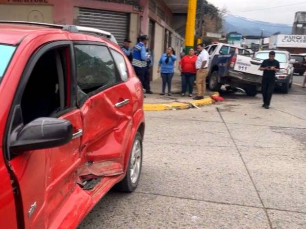 VIDEO: Accidente de patrulla en semáforo de El Progreso es captado por cámara