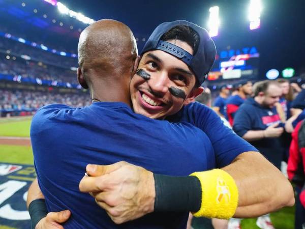 Mauricio Dubón y los Bravos de Atlanta siguen con vida en los playoffs de las Grandes Ligas.