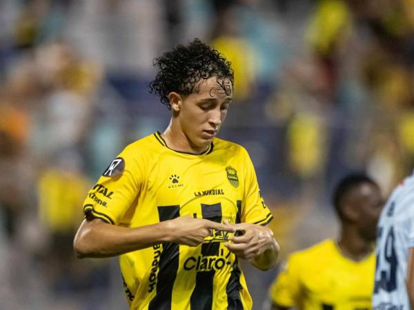 Nixon Cruz se gastó un partidazo en el Real España vs Sporting San Miguelito por la Copa Centroamericana.