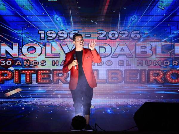 Después de diez años sin presentarse en Honduras, el humorista colombiano Piter Albeiro regresó a San Pedro Sula con su gira <b>Inolvidable</b>, un espectáculo con el que celebra 30 años de trayectoria. El evento se realizó el viernes 10 de julio en el Salón Julián Arriaga de la UTH, donde reunió a decenas de seguidores.