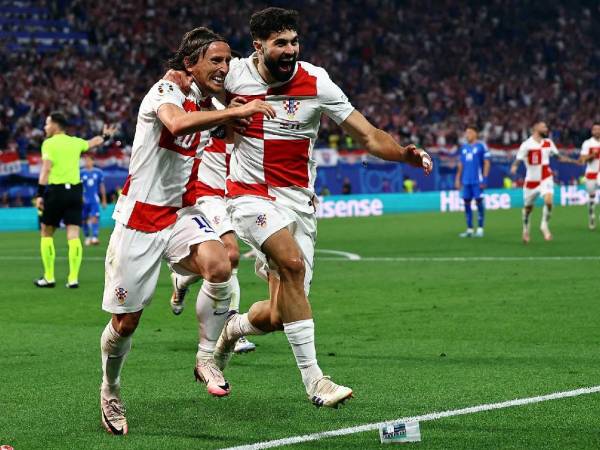 Modric dio una asistencia y marcó un tanto en la goleada de Croacia a República Checa.