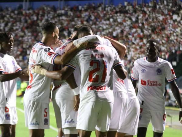 Olimpia dio un contundente golpe de autoridad en el clásico centroamericano tras vencer 2-1 al Saprissa de Costa Rica.