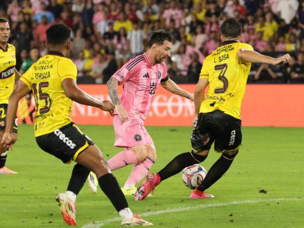 Lionel Messi disputando un balón ante los jugadores del Barcelona SC.