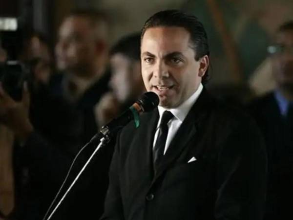 El cantante mexicano Cristian Castro ha alcanzado un nuevo logro personal al finalizar sus estudios de nivel medio superior, una meta que había quedado pendiente desde su adolescencia debido a su temprana incursión en la música.