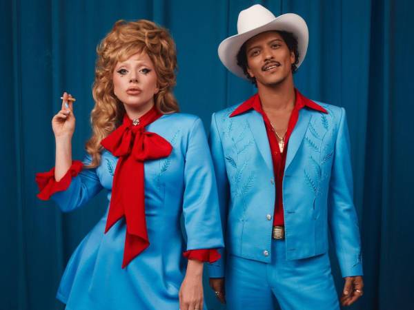 Faltan apenas unos días para que el mundo de la música se vista de gala en la 68ª edición de los <b>Premios GRAMMY</b> y el ambiente no puede estar más animado. Como cada año por estas fechas, la ciudad de Los Ángeles se convierte en un hervidero de estrellas, pero este 2026 hay un nombre que suena con una insistencia especial en todos los mentideros de la industria: <b>Bruno Mars</b>. El hawaiano no solo parte como uno de los grandes favoritos, sino como el posible eje central de la que se está ganando el reconocimiento de la actuación de la década.