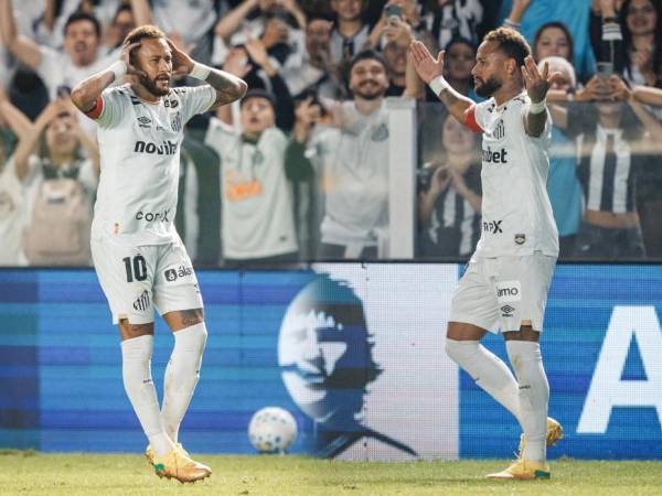 Neymar se destapó con doblete en su regreso con el Santos en la Liga.