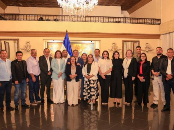 Reunión estratégica con gobernadores departamentales y ministros del Poder Ejecutivo del gobierno de Nasry Asfura.