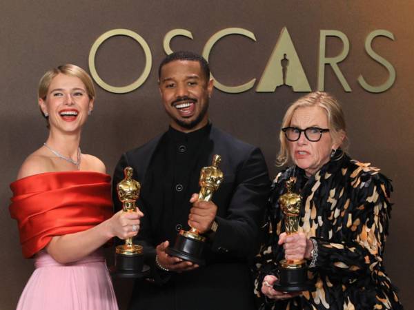 Jessie Buckley (i), Michael B. Jordan y Amy Madigan posan con sus estatuillas en la ceremonia 98º de los premios Óscar, en Los Ángeles (Estados Unidos).