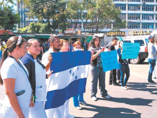 Personal de salud protesta frente al Hospital Escuela en una fotografía de archivo.