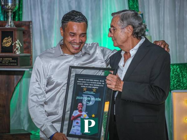 Julio César 'Rambo' de León recibió el homenaje de manos de Selim Canahuati, presidente vitalicio del Platense.