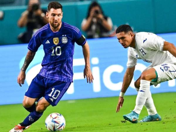 Lionel Messi y Héctor Castellanos en un partido amistoso entre Honduras y Argentina.
