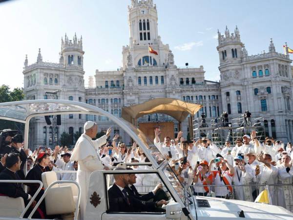 El papa León XIV saluda desde el papa móvil a su llegada a la plaza Cibeles para oficiar la misa del Corpus Christi, este domingo, en Madrid.