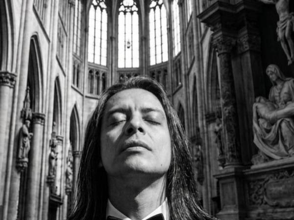 Múltiples muestras de condolencias y cariño ha recibido en redes sociales el cantante y bajista del grupo de rock hondureño Diablos Negros, Nilo Espinal, tras conocerse la noticia del fallecimiento de su padre, Nilo Erilberto Espinal Midence. El velatorio se realiza en el Tabernáculo La Bendición, en Las Mesas, Zamorano.
