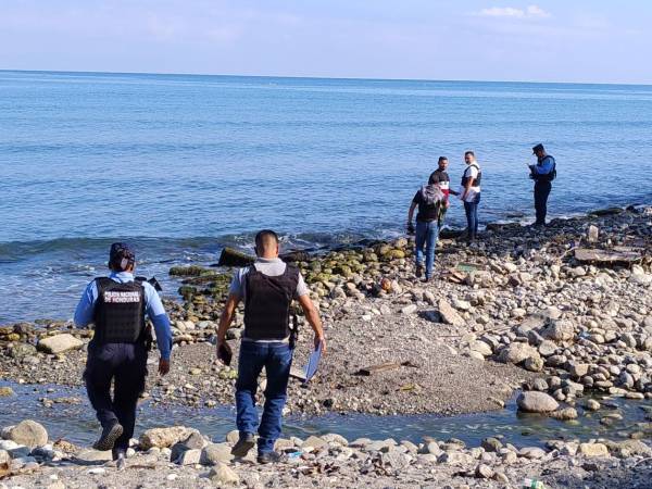 Policías preventivos y de investigación llegaron a la escena para levantar pesquisas.