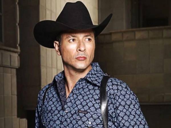 Telemundo confirmó el regreso de uno de los personajes más emblemáticos de El Señor de los Cielos: Víctor Casillas, conocido como “Chacorta”. Interpretado por el actor mexicano Raúl Méndez, el personaje vuelve en el nuevo spin-off La Dinastía Casillas, una producción que busca revivir la esencia de la saga que redefinió el género del narco-drama en la televisión hispana.