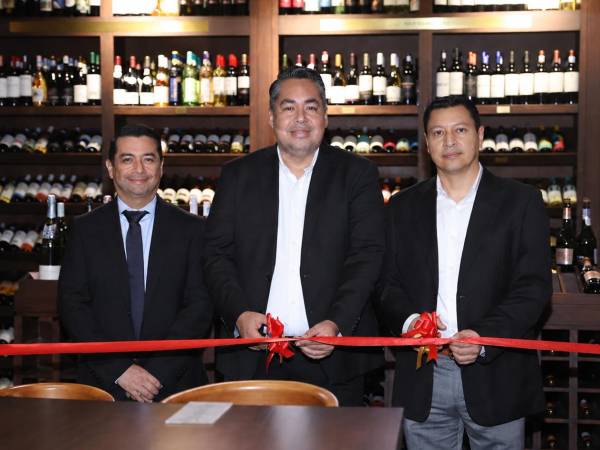 Autoridades de Casa del Ron e invitados especiales protagonizaron el corte de cinta inaugural, marcando oficialmente la apertura del nuevo showroom en City Plaza.