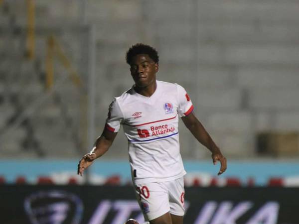 Dereck Moncada festejando su gol en el clásico Olimpia vs Motagua.