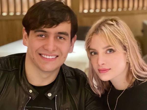 Imelda Tuñón volvió a colocar su relación con Julián Figueroa en el centro de la conversación pública tras revelar un episodio relacionado con la salud del fallecido cantante. Durante una entrevista en el podcast Mesa Cero, la actriz y cantante contó que llegó a describir ante una psiquiatra síntomas que, según su propio relato, correspondían a Julián para obtener medicamentos que posteriormente él consumía.