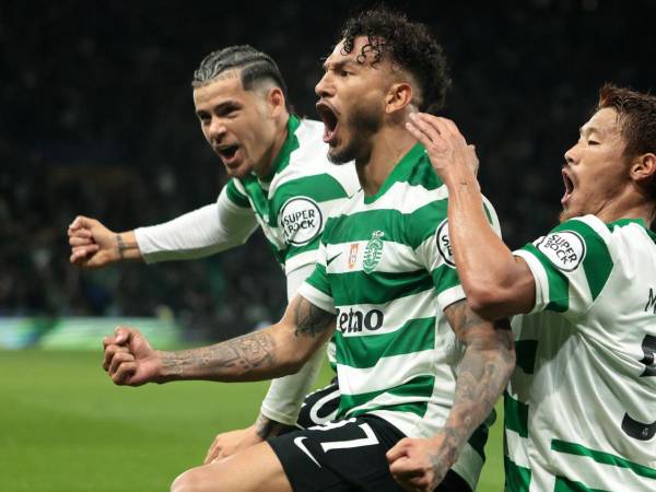 Jugaodres del Sportign de Lisboa celebrando uno de los goles ante el PSG en la Champions League.