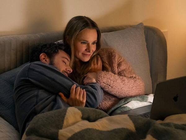 Adam Brody y Kristen Bell protagonizan la serie Nobody want this, de Netflix.