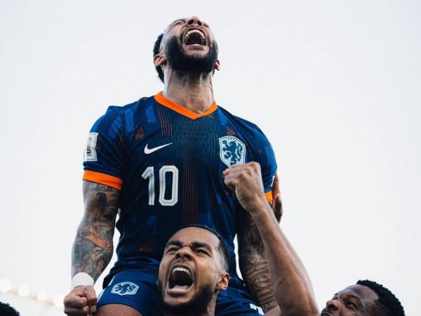 Memphis Depay celebrando con euforia uno de sus goles en la victoria de la selección de Países Bajos.