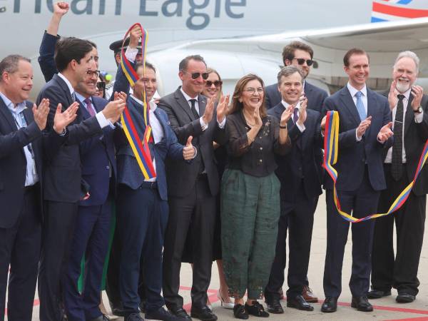 Jacqueline Faría, ministra de Transporte de Venezuela, reacciona junto Jarrod Age, director del Consejo Nacional de Dominio Energético de Estados Unidos, y John M. Barrett, encargado de negocios de Estados Unidos en Venezuela de American Airlines, durante el recibimiento de un avión de American Eagle que aterrizó en el Aeropuerto Internacional Simón Bolívar de Maiquetía (Venezuela).