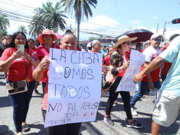La Ceiba vivió una jornada distinta este Primero de Mayo. Lejos de la confrontación, la movilización de trabajadores se convirtió en una caminata pacífica, cargada de mensajes claros y humanos. Hombres, mujeres y hasta niños acompañaron el recorrido, demostrando que la lucha por mejores condiciones laborales no es solo individual, sino una causa que atraviesa generaciones enteras.