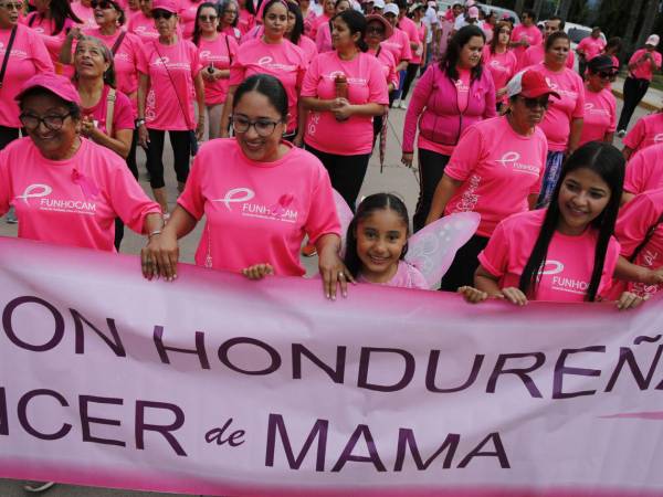 Fotografía de archivo del 19 de octubre de 2024 de un grupo de mujeres durante una caminata en el Día Internacional del Cáncer de Mama en Tegucigalpa, Honduras.