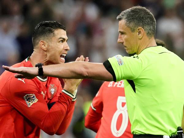 Cristiano Ronaldo le reclama al árbitro Slavko Vincic.