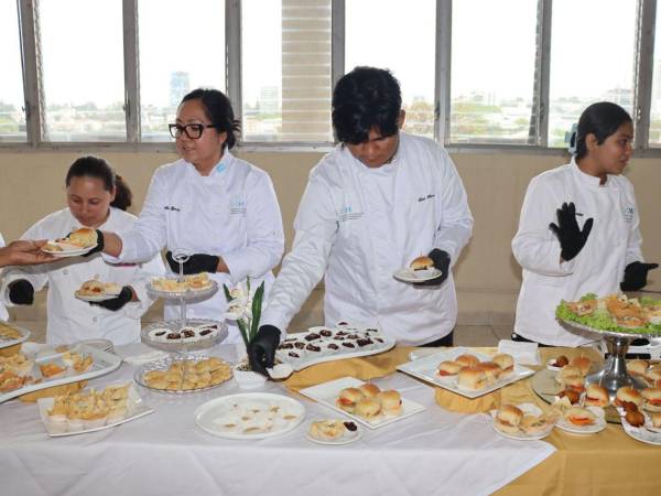 Los talleres impartidos este año incluyen formación en áreas como atención al cliente, gastronomía, preparación de bebidas, turismo marítimo, electricidad aplicada al turismo, entre otros.