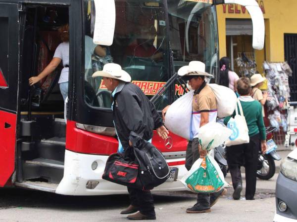 Con el inicio de la Semana Santa, miles de personas en la capital de Honduaras comenzaron a movilizarse con maletas en mano hacia sus lugares de origen o distintos destinos turísticos dentro del país.