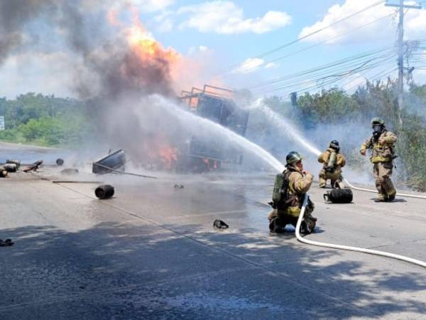 El fuego fue controlado por los bomberos.