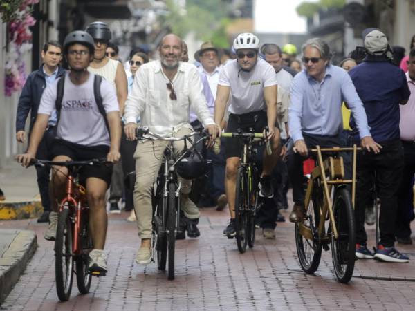 El ministro consejero de la Embajada de España en Panamá, Jorge Peralta (4-i), y el embajador de Países Bajos en Panamá, Sander Cohen (3-d), fueron captados al participar de un recorrido en bicicleta por el centro histórico de Ciudad de Panamá, durante la conmemoración del Día Internacional sin Auto, en la capital panameña.