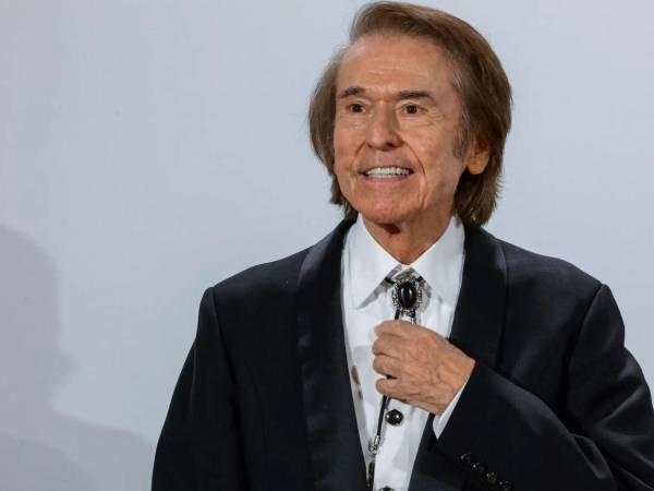 A sus 82 años, el cantante español Raphael regresó este año a los escenarios.