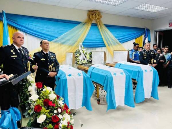 Actos fúnebres honrosos formaron parte este día de la sentida despedida que le dieron compañeros y familiares a los cuatro agentes de la Policía Nacional que perdieron la vida en un accidente vial en Lempira.