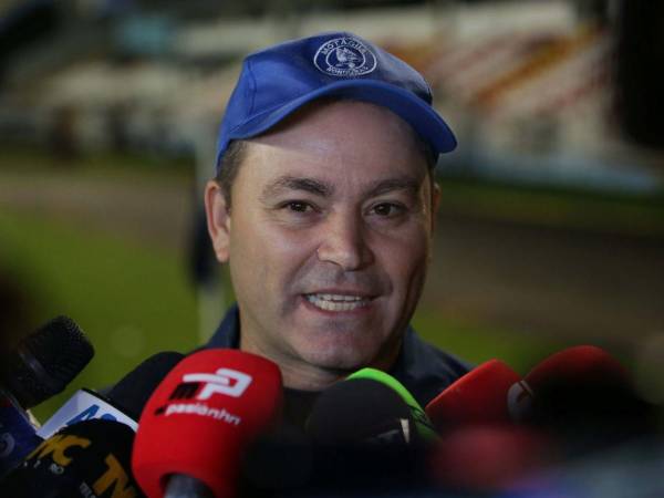 Javier López dando declaraciones luego del partido del Motagu ante el Firpo de El Salvador.